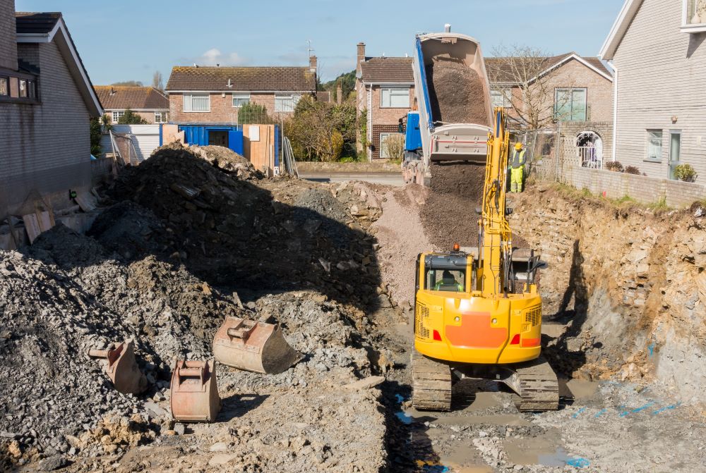 Excavatrice sur un chantier résidentiel